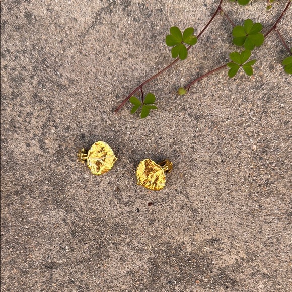 Vintage Jewelry - Leaf-Shaped Gold Stud Clip On